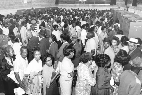 voters in line